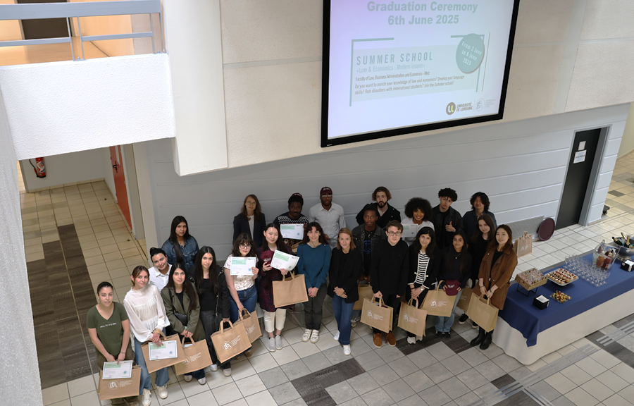 Photo de groupe des étudiants lors de la cérémonie de remise des certificats de la summer school 2025