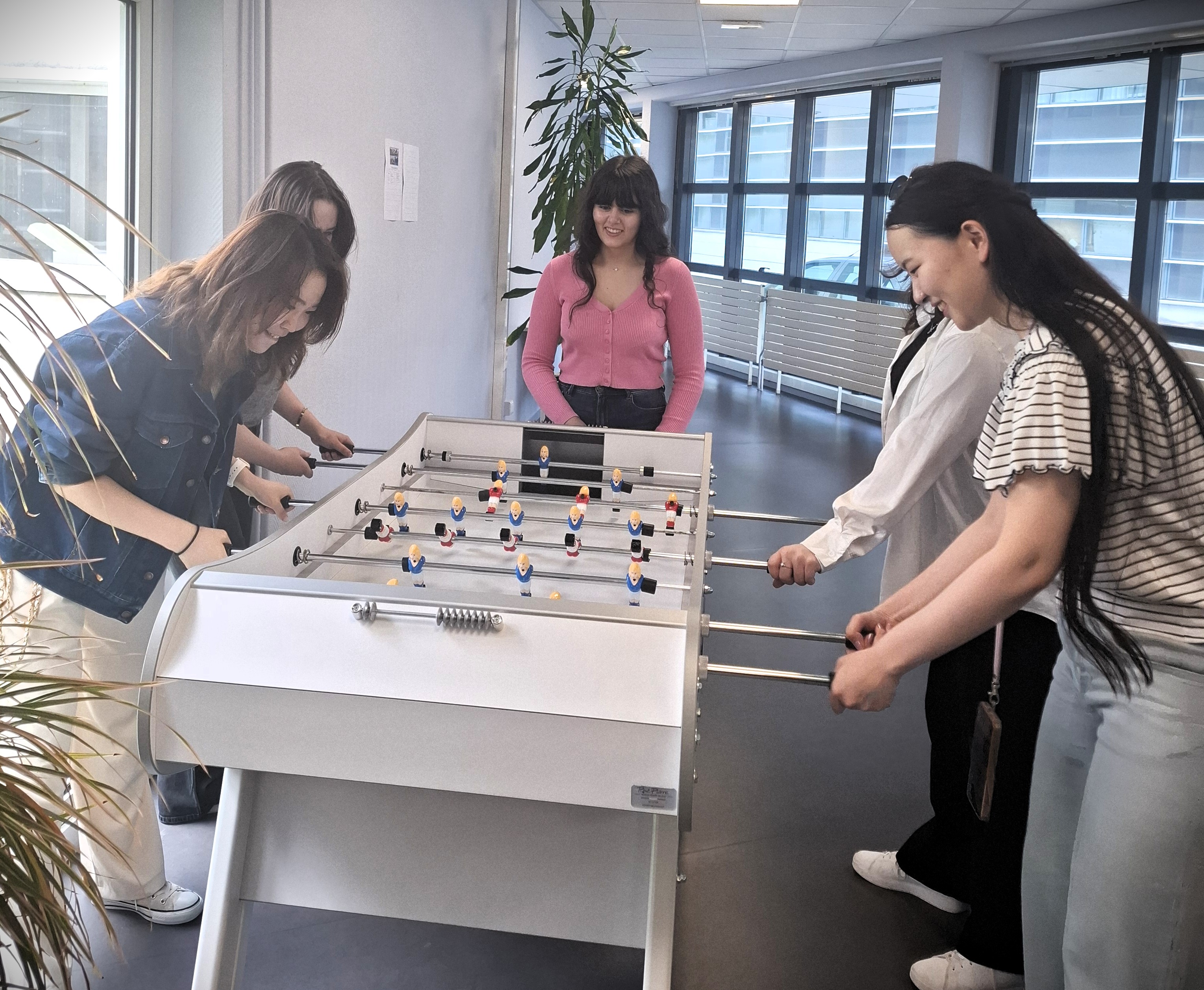 Moment convivial entre les étudiants de la summer school : jouer au babyfoot
