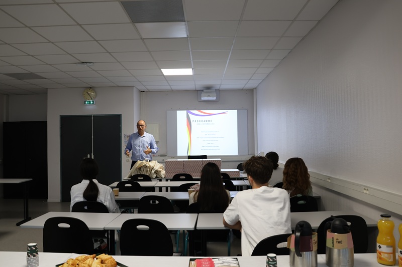 Grégory Hamez, directeur de la Maison du Franco-Allemand, devant les étudiants en droit franco-allemand