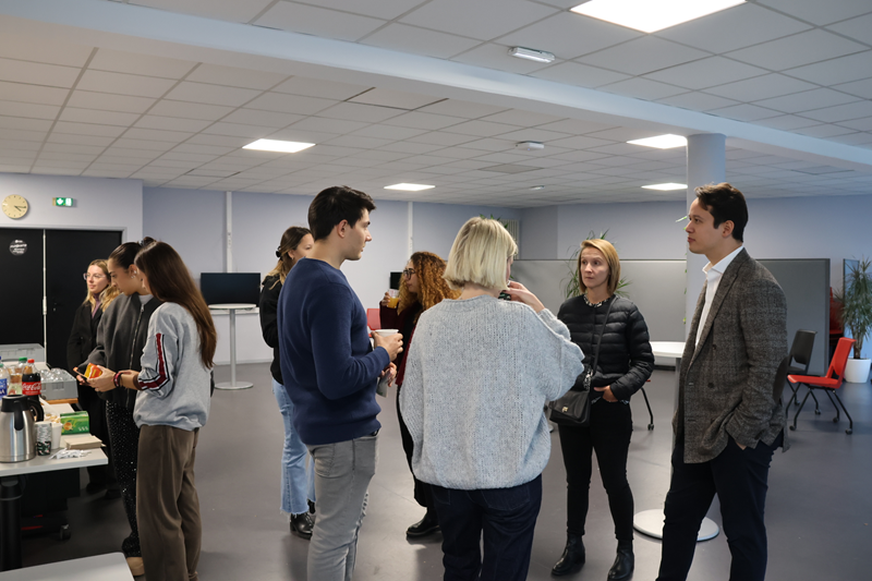 Hugo stahl et sabrina lavric échangeant avec les étudiants erasmus + entrant présent pour 1 ou 2 semestre de l'année universitaire 2025-2026