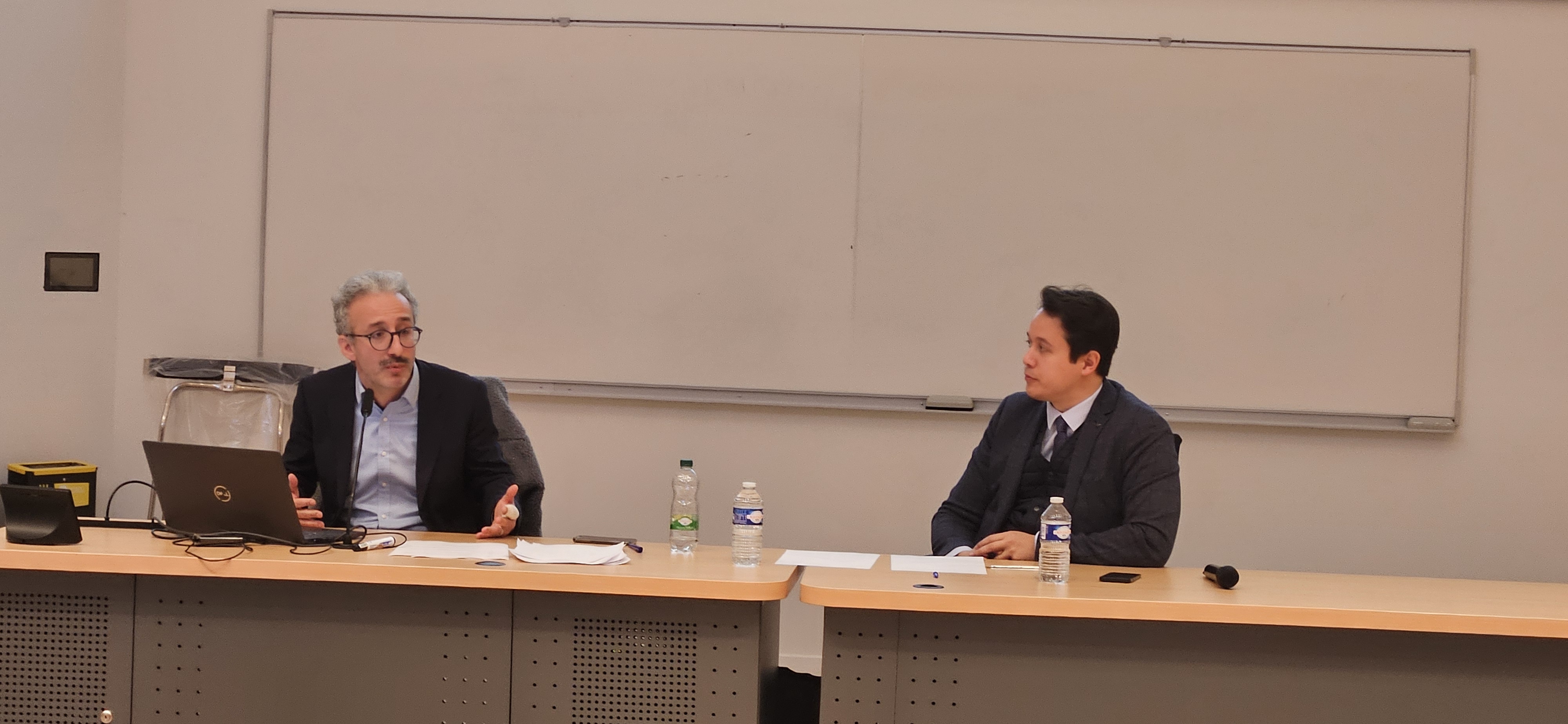 Thomas BOULLU sur la chaire de l'amphithéâtre Le Moigne à côté de Hugo STAHL