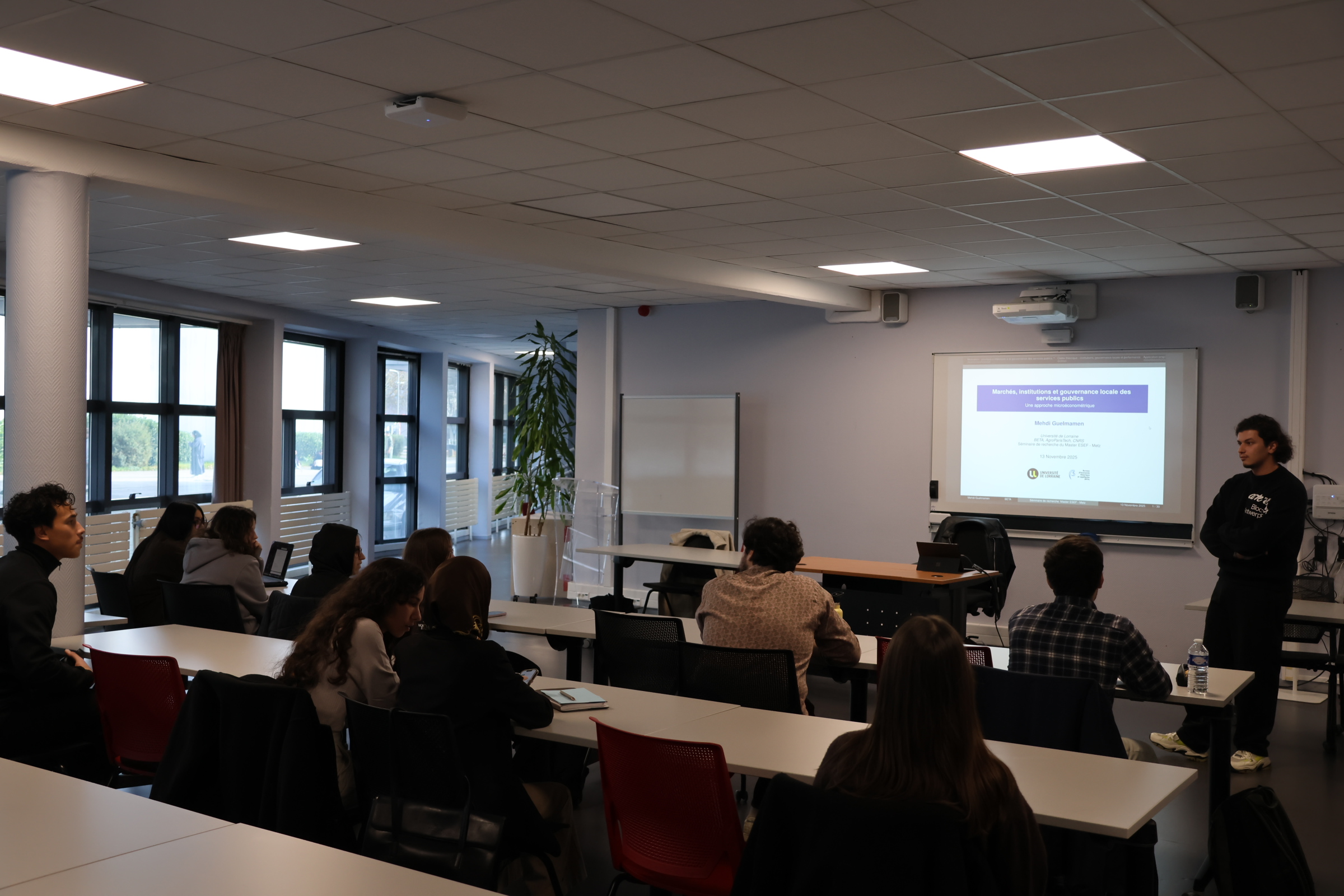 Le séminaire s'est déroulé en salle de documentation avec les étudiants en économie et Emilien MACAULT