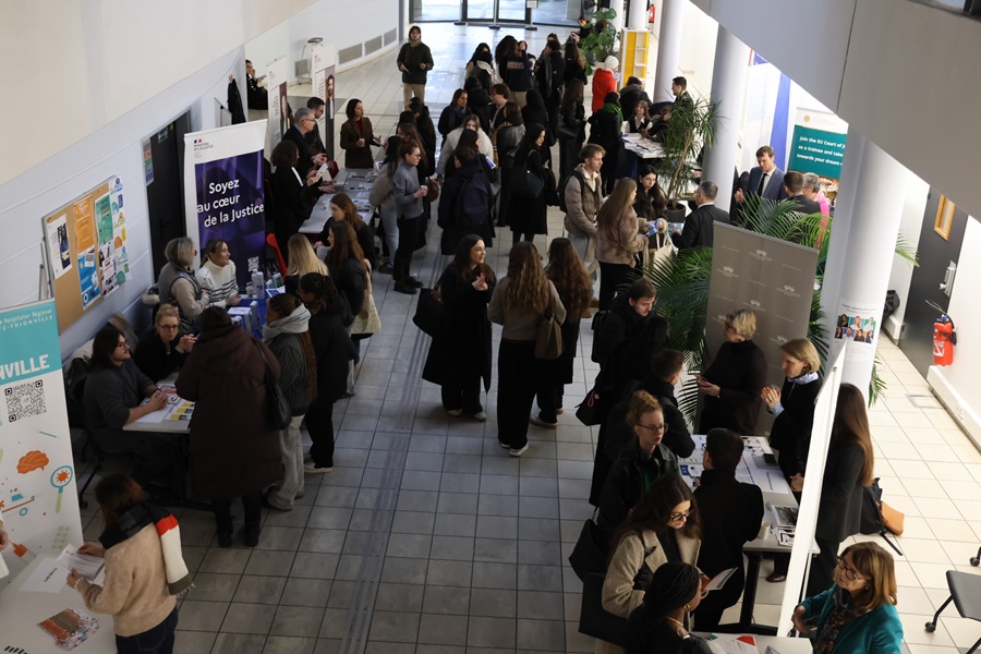 Les étudiants dans l'atrium de la faculté ainsi que les partenaires
