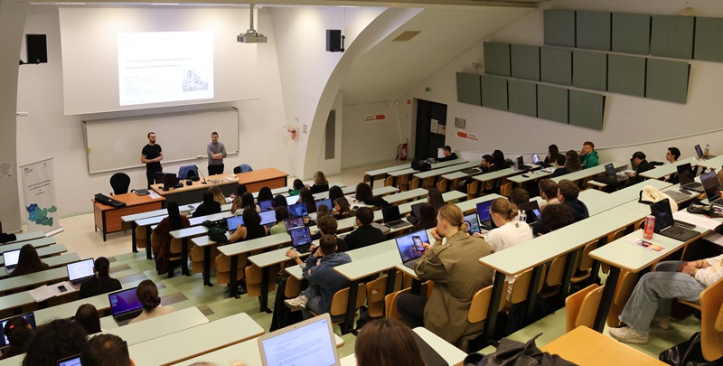 Présentation des métiers des finances publiques en amphithéâtre 