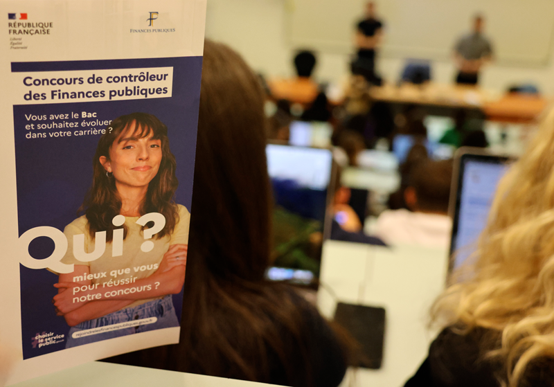 photo d'une brochure explicative sur les différentes possibilités de concours pour accéder aux finances publiques