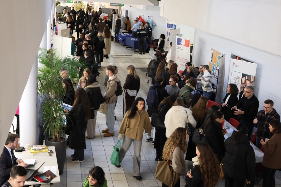 Les étudiants et intervenants présents sur leur stand dans l'atrium
