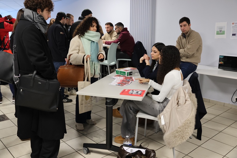Les étudiants sur les stands de présentations des master 1 et master 2 de droit et licence proéchangeant avec d'autres étudiants à la recherche d'informations sur les filières