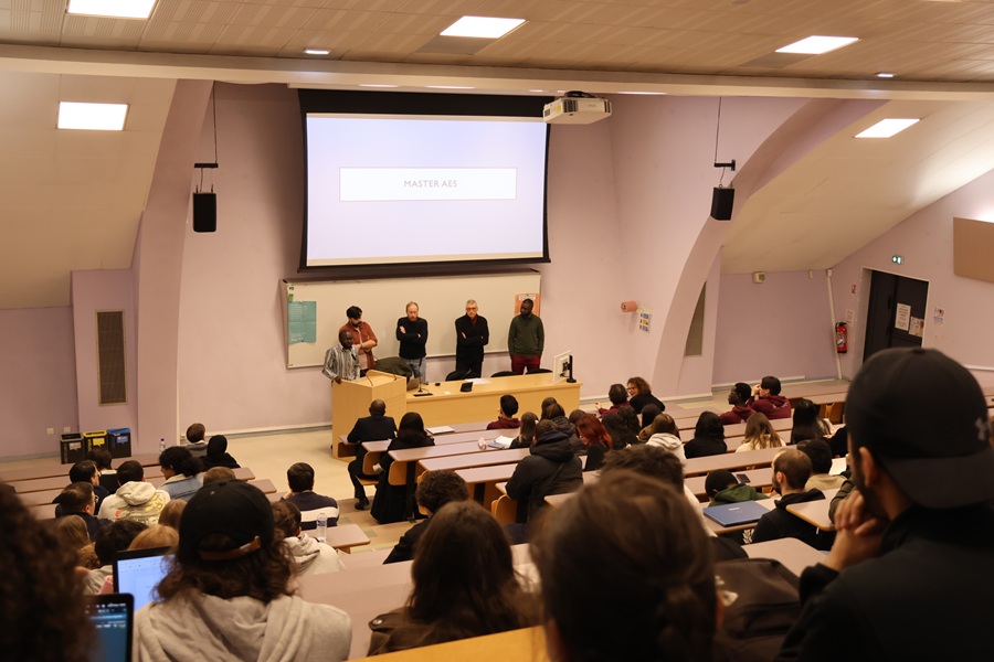 Les responsables des masters AES et économie en amphi devant les étudiants venus se renseigner sur leur poursuite d'études