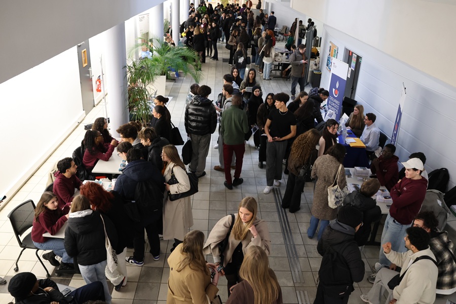 Les étudiants dans l'atrium se renseignant sur les métiers possibles en économie et AESS