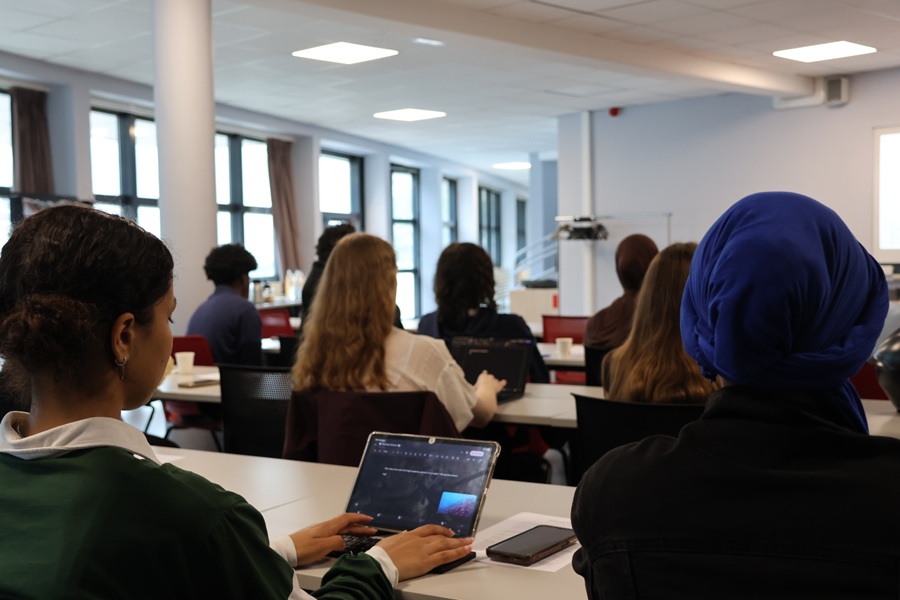 Les étudiants de la summer school 2026 en train de suivre les cours entièrement en anglais