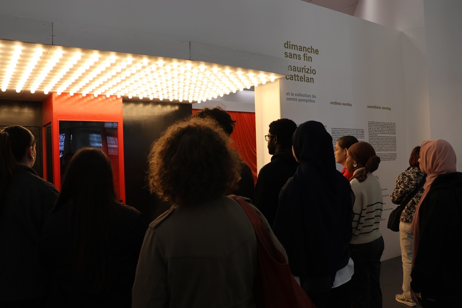 Les étudiants en visite au Centre Pompidou de Metz pour l'exposition "un dimanche sans fin" de Maurizio Cattelan