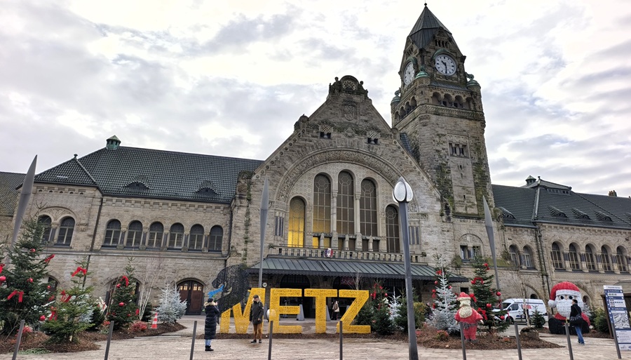 Photo de l'entrée de la gare de Metz durant les fêtes de Noël