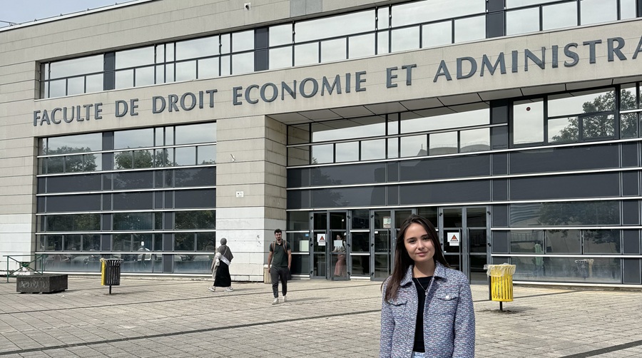 Roza devant le bâtiment de la faculté de droit, économie et administration de Metz