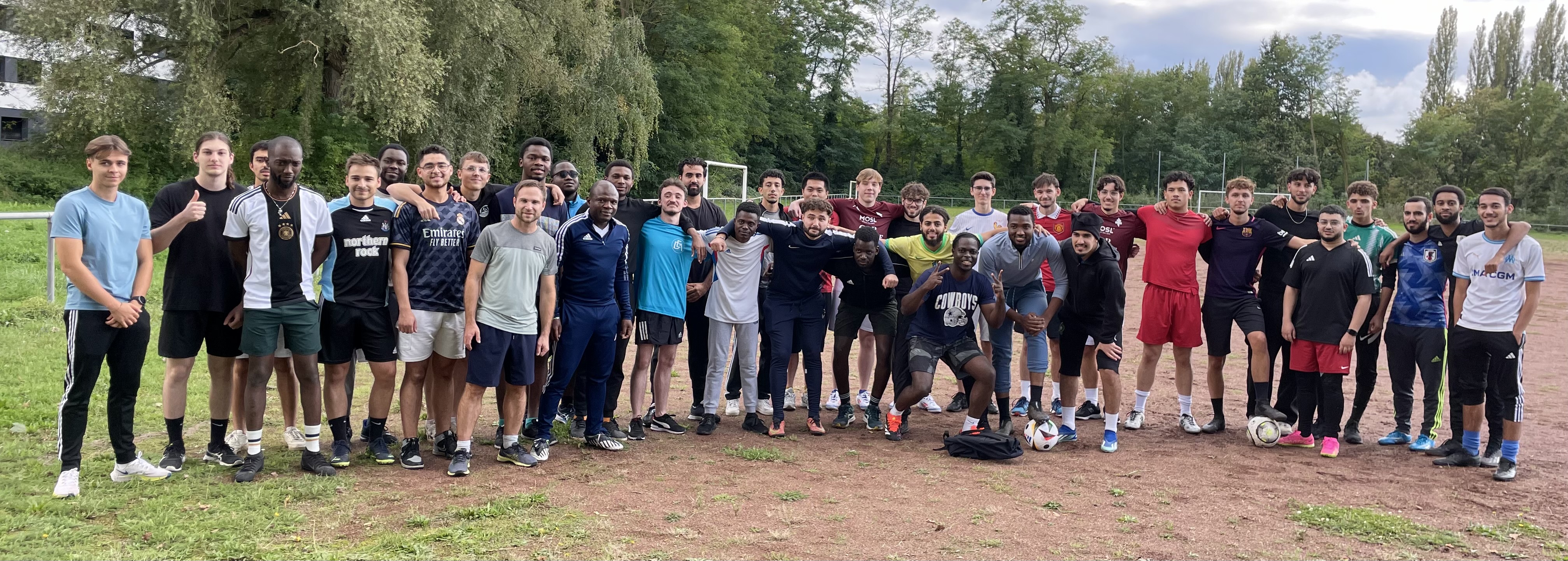 Les étudiants, doctorants et enseignants en économie à Metz prêt pour le match de rentrée de foot