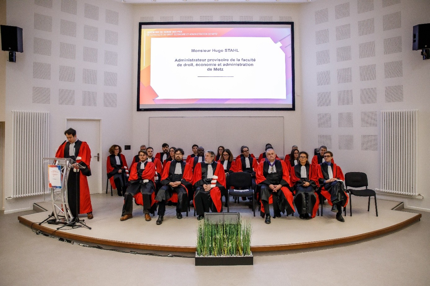 Les enseignants de la faculté de droit sur la chaire en tenue de toge de cérémonie