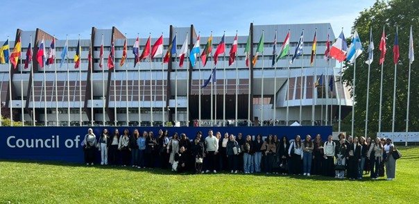 étudiant(e)s devant le Palais de l’Europe