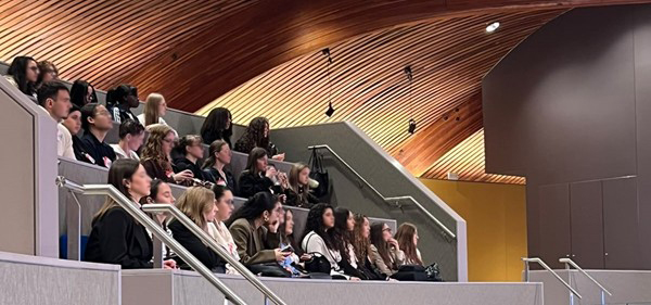 étudiant(e)s dans une salle d'audience juridique